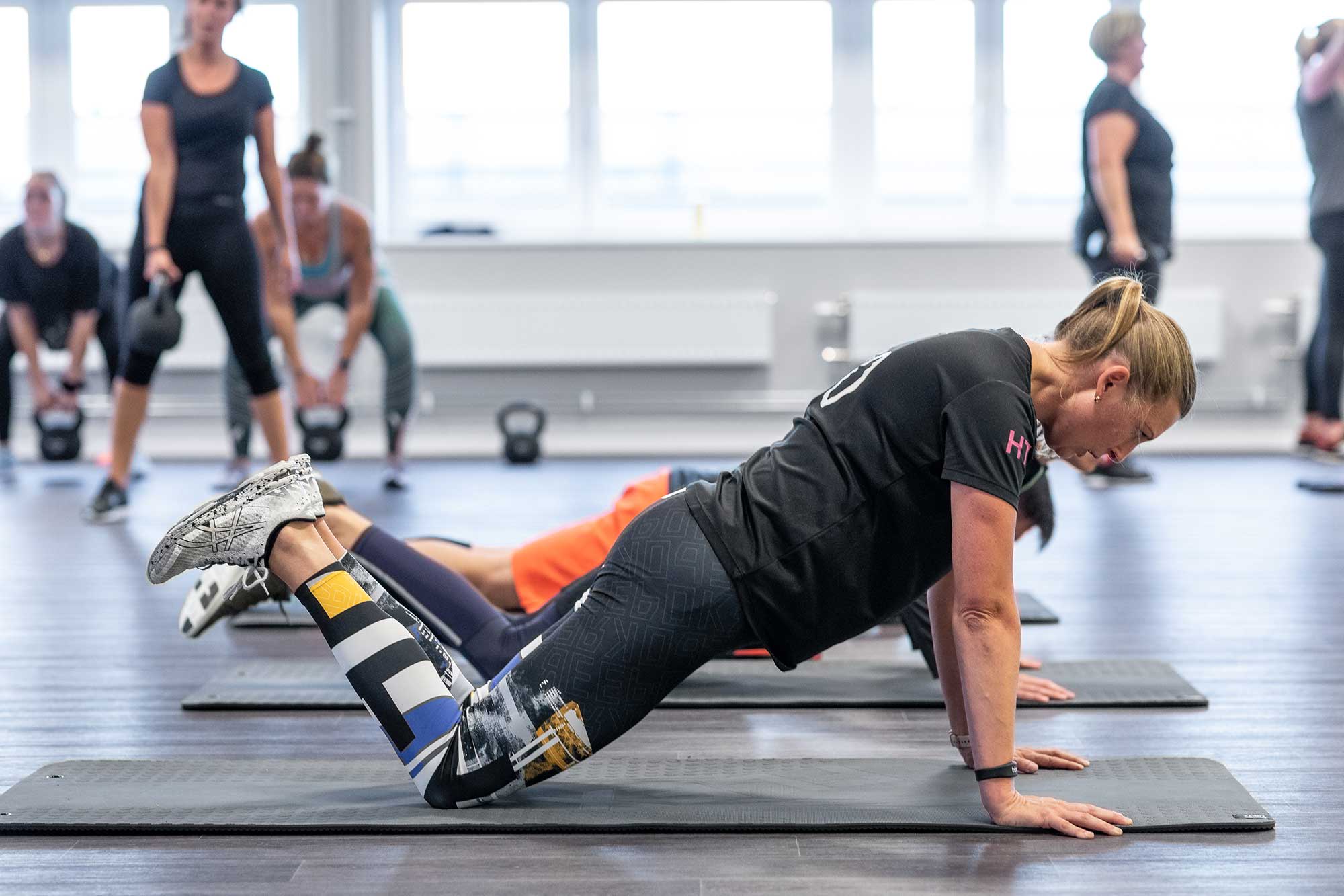 Fria vikter inne på gymmet