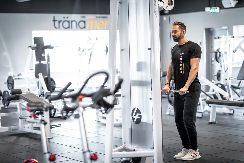 Man på gymmet som tränar triceps
