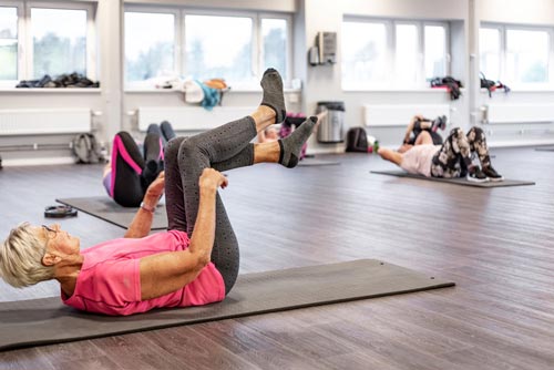 Senior cirkelträning på ett gym